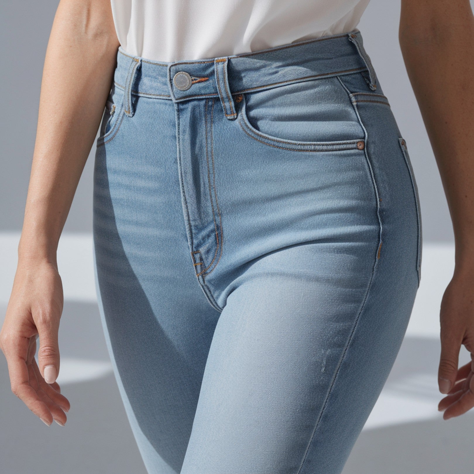 HIGH-WAISTED SCULPTING JEANS