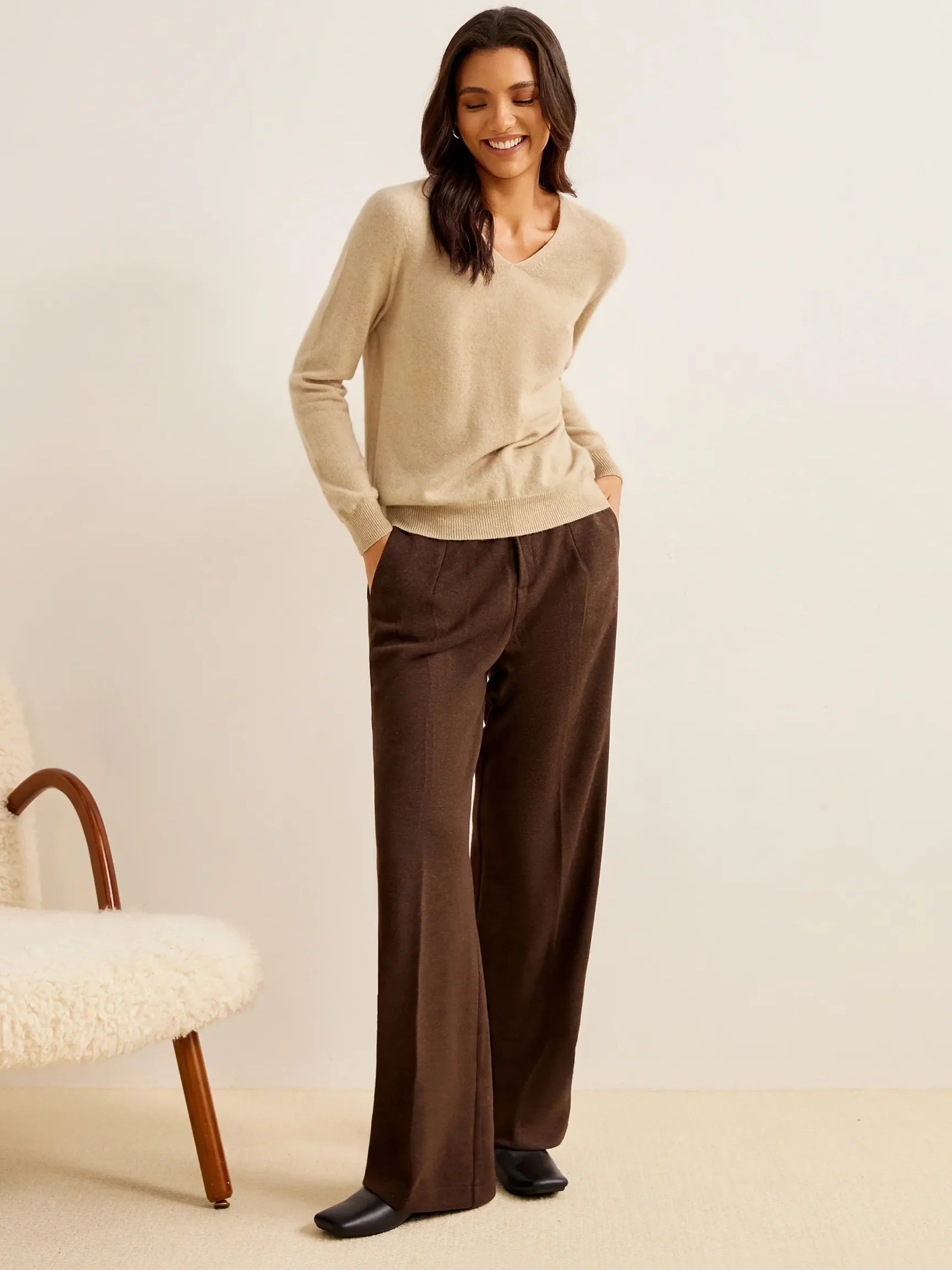 SEAMLESS 100% LIGHTWEIGHT CASHMERE V-NECK SWEATER