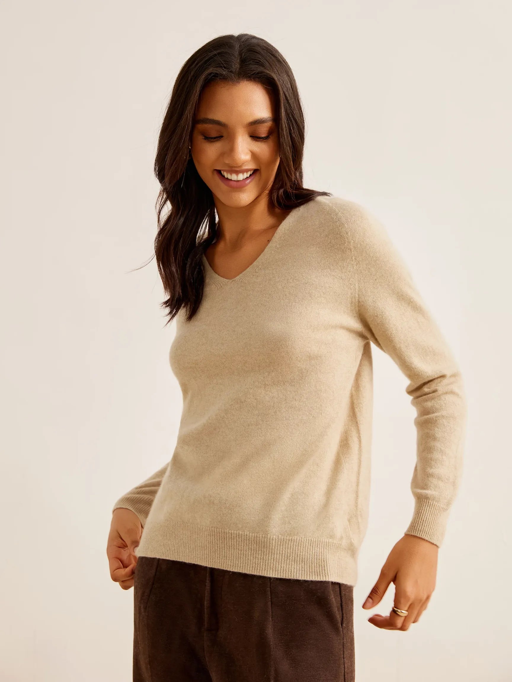 SEAMLESS 100% LIGHTWEIGHT CASHMERE V-NECK SWEATER