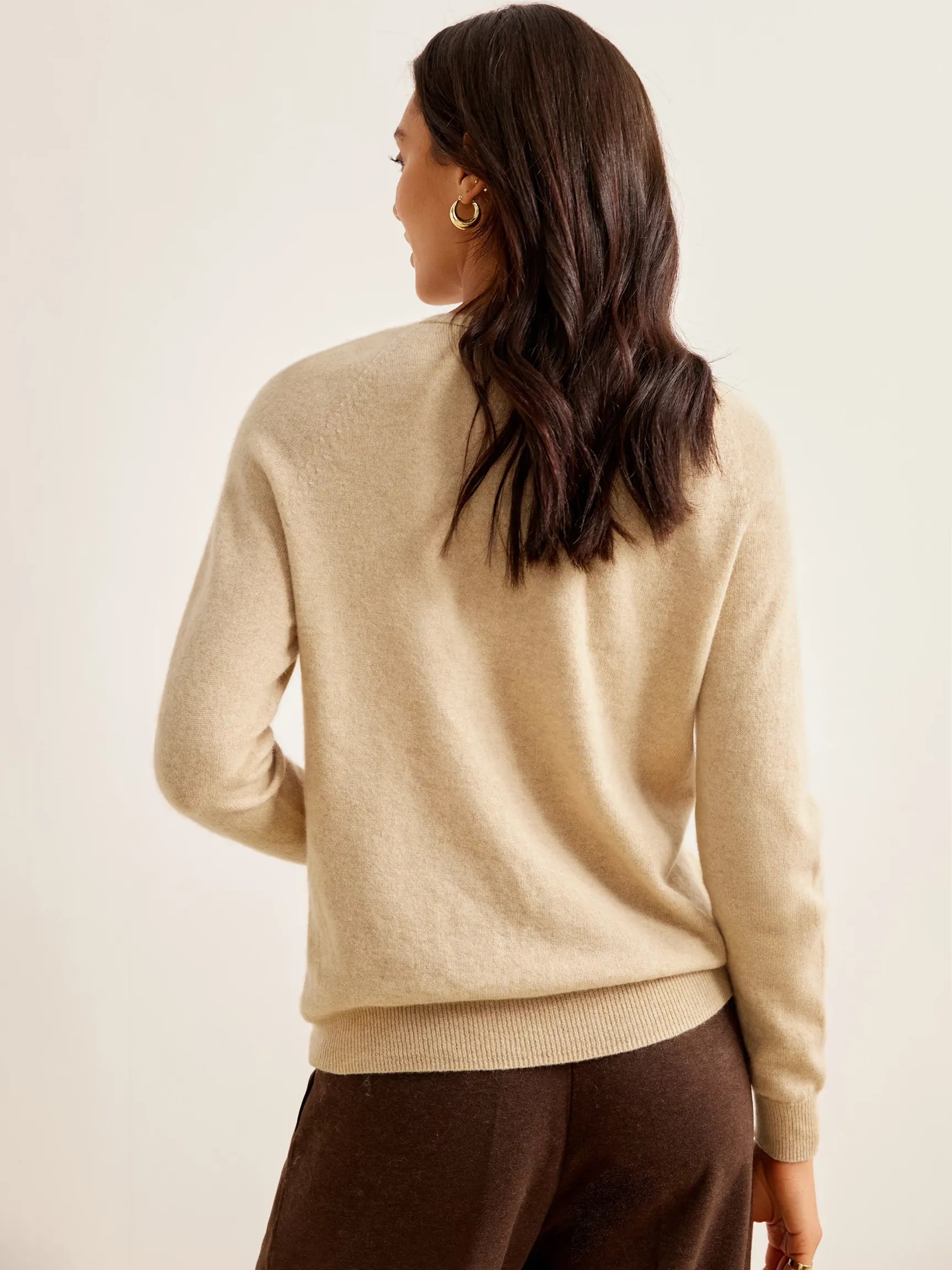 SEAMLESS 100% LIGHTWEIGHT CASHMERE V-NECK SWEATER